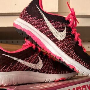 Nike Women's Black and Pink Sneakers